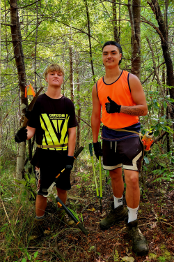 Image of two workers for the kiwi protection project