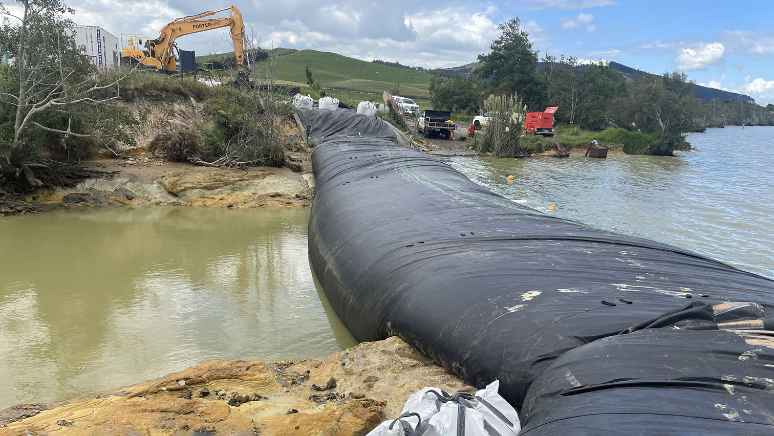 The area between the Aquadam and the control gate was dewatered, with the remaining pool then hand netted for fish – 936 native fish were successfully relocated during hand netting. Altogether, 2489 pest fish were euthanised.